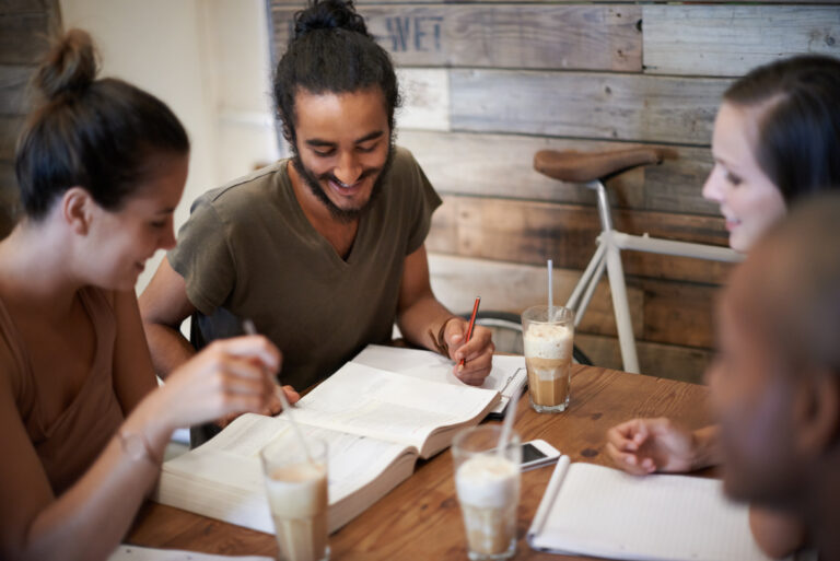 Amici che studiano la Bibbia insieme