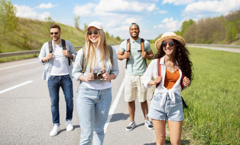 Amici che camminano insieme su una strada aperta