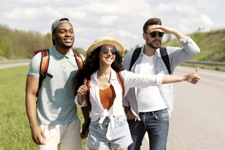Amigos en el camino, listos para el viaje